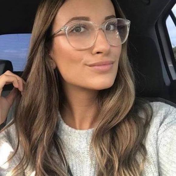 Meet your Posher, Cynthia - Picture 1 of 1